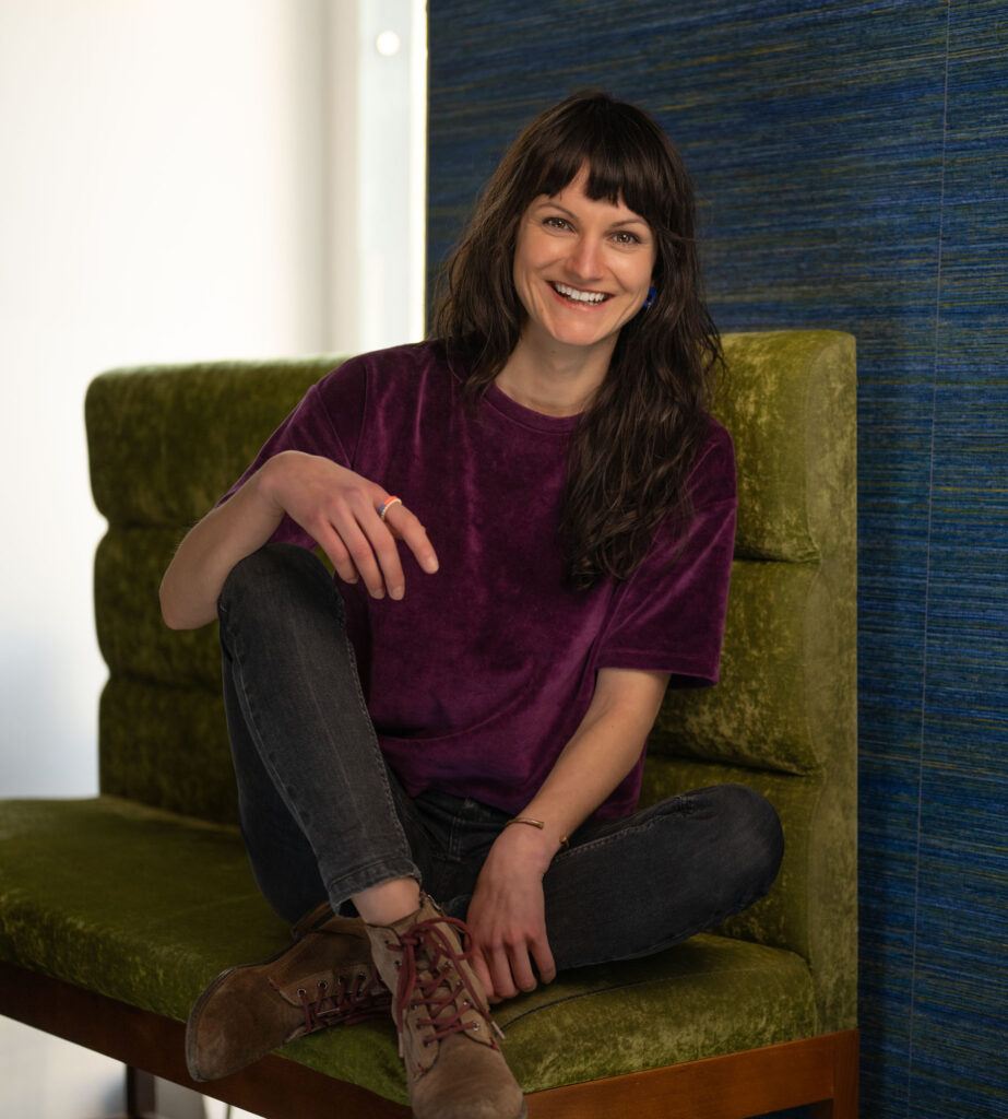 Frau sitzt auf Bank und lächelt