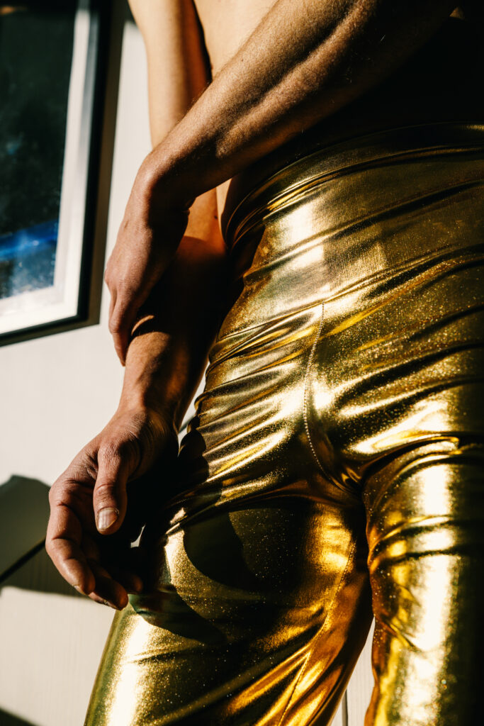 Nahaufnahme einer gold-glänzenden Hose